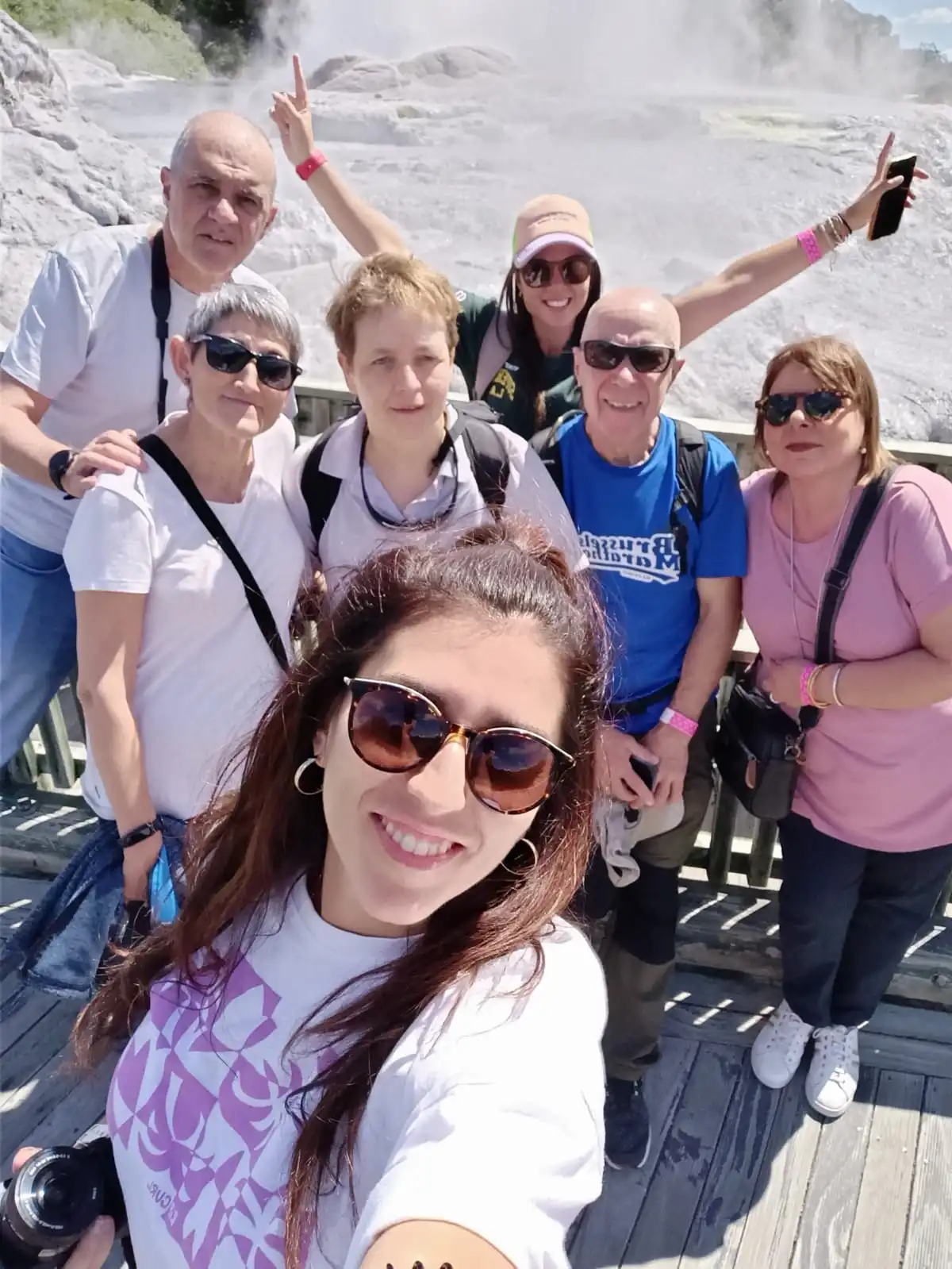 Mónica y Sylvie caminan junto a un grupo reducido de viajeros por un sendero de Nueva Zelanda